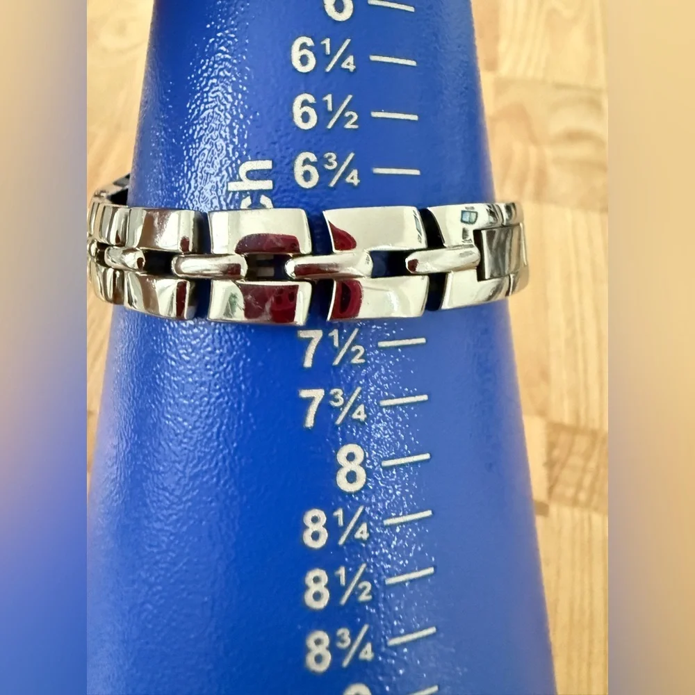 Armitron ladies blue holographic dial silver tone watch NEW BATTERY